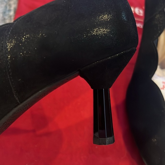 BeautiFeel Black Scalloped Heels - Picture 5 of 8